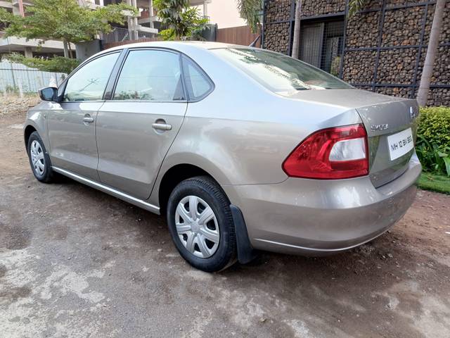 https://images10.gaadi.com/usedcar_image/4421233/original/processed_ab81c825929454cc01c0b771aa3f6fb6.jpg?imwidth=6402