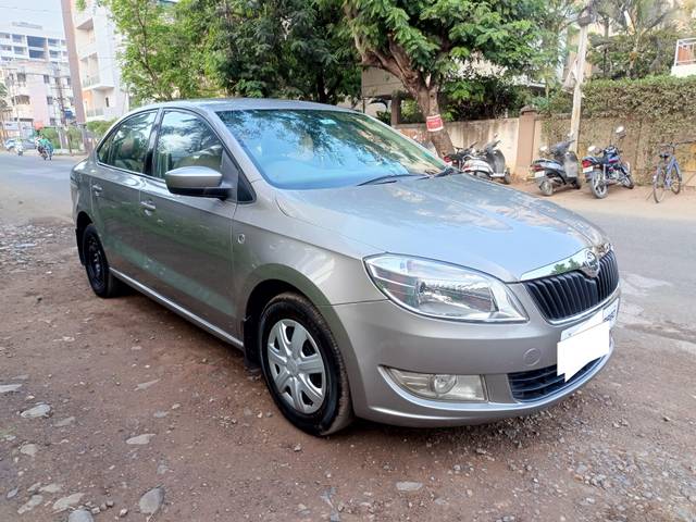 https://images10.gaadi.com/usedcar_image/4421233/original/processed_dd31968c27b875eb1844f3edb10e0d47.jpg?imwidth=6400