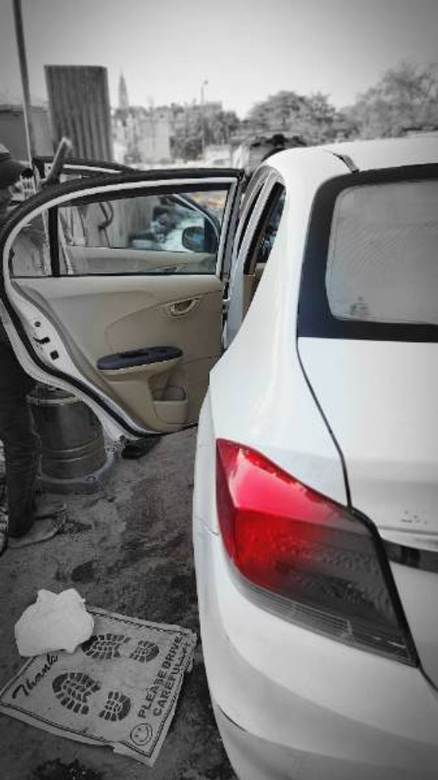 https://images10.gaadi.com/usedcar_image/4421273/original/830b3fd674dc98d881dca1d9bf7c2f3e.jpg?imwidth=6402