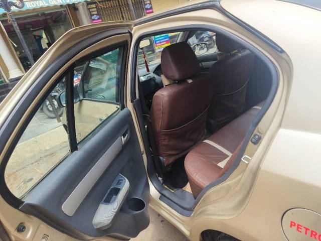 https://images10.gaadi.com/usedcar_image/4421366/original/ae9cd6bba48aeaa48d97868ea22c740b.jpg?imwidth=6401