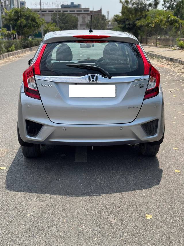 https://images10.gaadi.com/usedcar_image/4421379/original/processed_7d1ec42abd23ce37fb384c12011314df.jpg?imwidth=6402