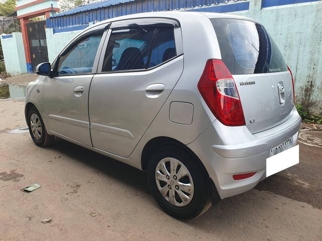 https://images10.gaadi.com/usedcar_image/4421385/original/processed_87321161a4cf2ed541754b513f7750f3.jpg?imwidth=6402