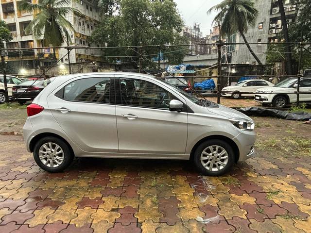 https://images10.gaadi.com/usedcar_image/4421800/original/cbf5662cd6d424583b484fbbf9c38524.jpg?imwidth=6401