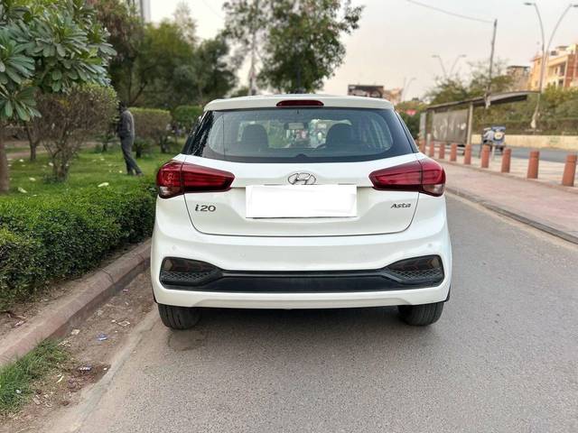 https://images10.gaadi.com/usedcar_image/4421827/original/processed_c968fe43-be32-4e2e-8df9-03d3eff83fb4.jpg?imwidth=6402