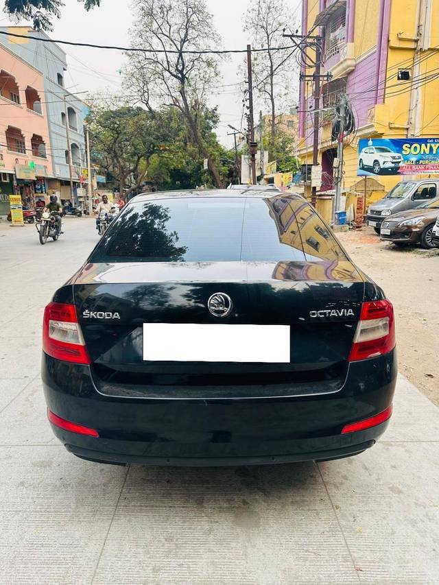 https://images10.gaadi.com/usedcar_image/4421977/original/processed_fb02c788-8204-4669-97ed-ea828cf4441f.jpg?imwidth=6401