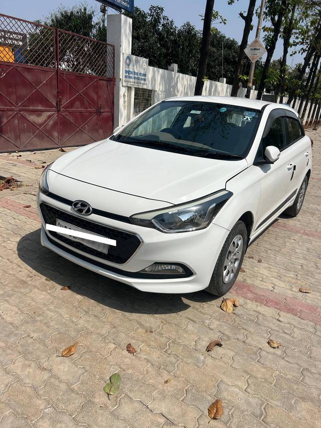 https://images10.gaadi.com/usedcar_image/4422205/original/processed_695bfd1aecd7e7b47c43262dc7068349.jpg?imwidth=6402