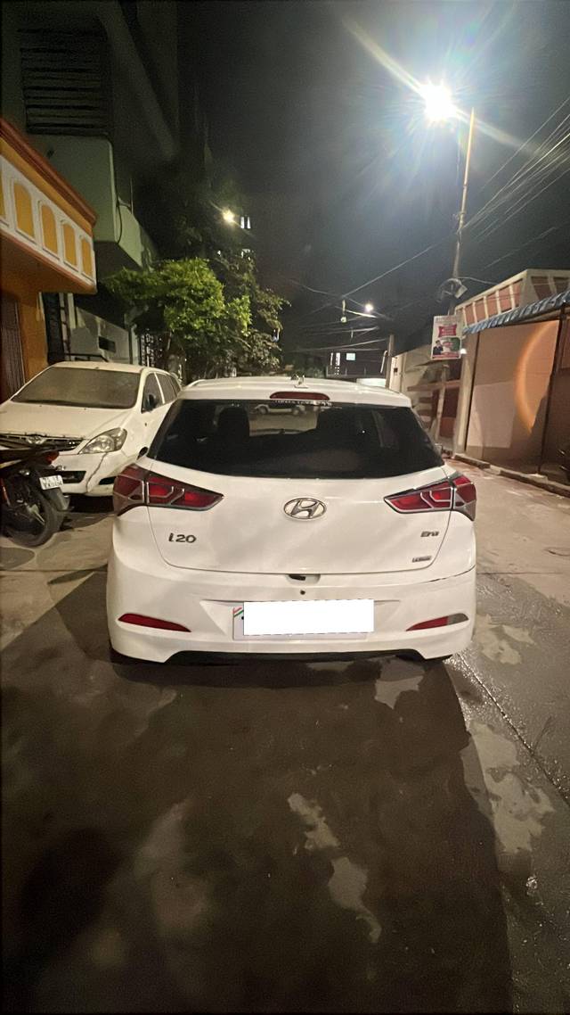 https://images10.gaadi.com/usedcar_image/4422378/original/processed_aa19716f-dd36-4907-890a-959798d8e323.jpeg?imwidth=6401