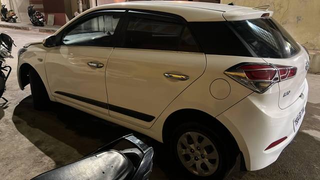 https://images10.gaadi.com/usedcar_image/4422378/original/processed_c0378955-d644-43d3-aa38-a997b89ff380.jpeg?imwidth=6402