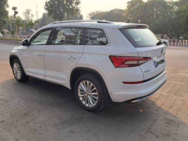 https://images10.gaadi.com/usedcar_image/4422427/original/processed_4a5d280db6f25b2cba0d9dc8ef81dd5b.jpg?imwidth=6402
