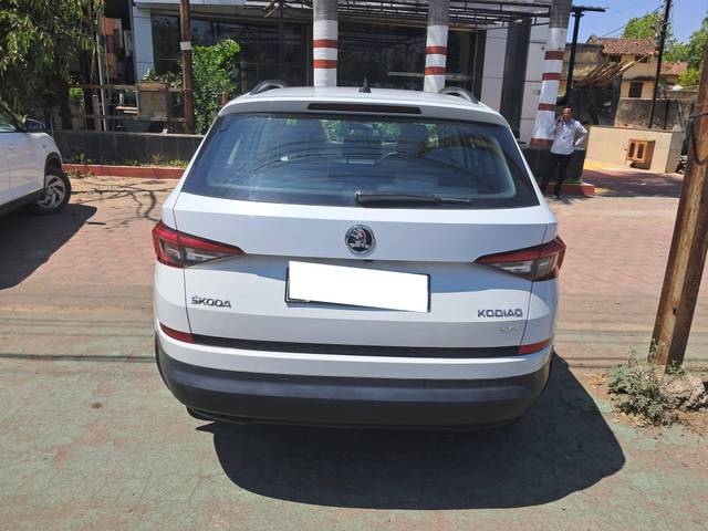 https://images10.gaadi.com/usedcar_image/4422433/original/processed_718748e1056cf61c6895a545feda8af1.jpg?imwidth=6401