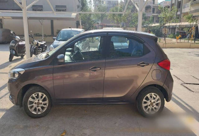 https://images10.gaadi.com/usedcar_image/4422682/original/dfde8f3ed334b501998e1927784e8380.jpg?imwidth=6402