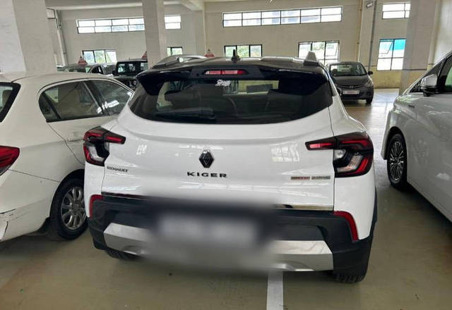 https://images10.gaadi.com/usedcar_image/4422769/original/eeedf3a7bd4520e05d89896a37f69b4f.jpeg?imwidth=6401