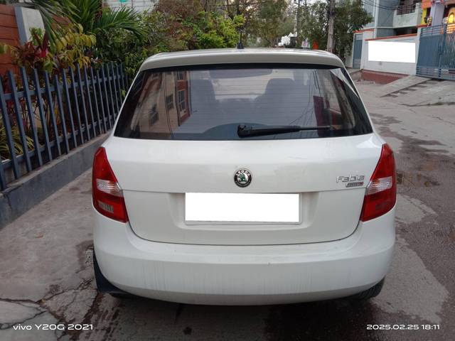 https://images10.gaadi.com/usedcar_image/4422795/original/processed_db0e9179c0325d27ed4a8fa9c5ba7348.jpg?imwidth=6402