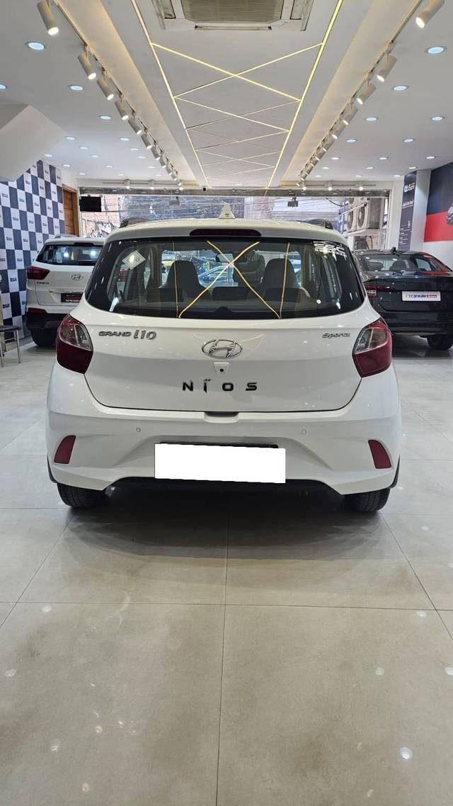 https://images10.gaadi.com/usedcar_image/4422971/original/processed_8d72f8e4efd47a1a23b3ec6ffb987c88.jpg?imwidth=6401