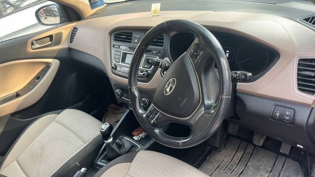 https://images10.gaadi.com/usedcar_image/4423600/original/f4f2688ef5123dda1bc436732f8f28ad.jpeg?imwidth=6402