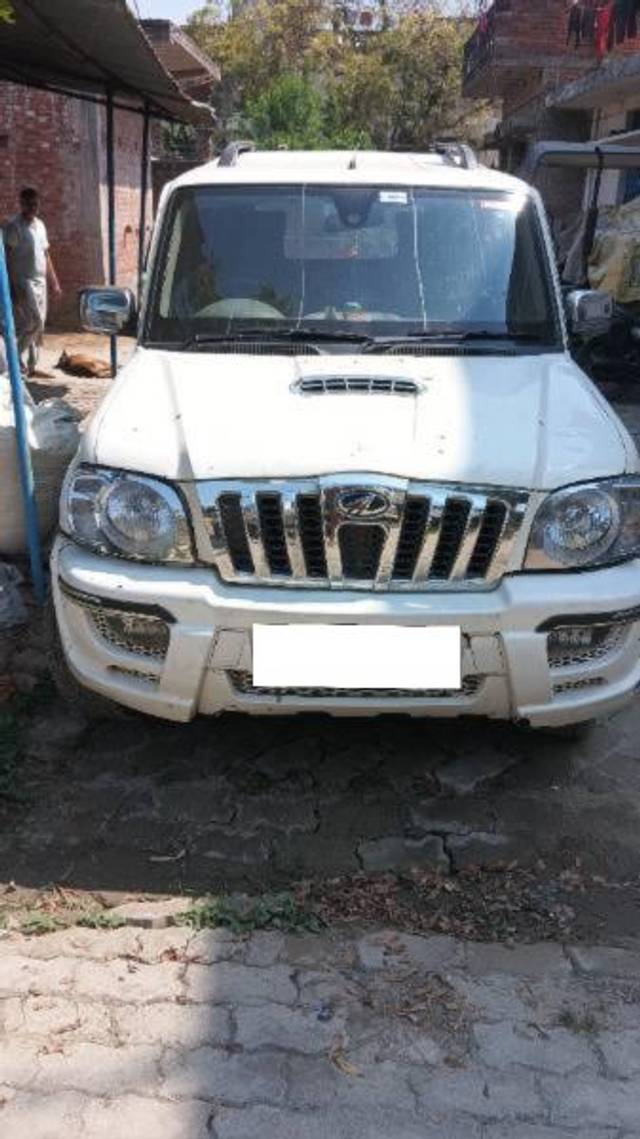 https://images10.gaadi.com/usedcar_image/4423909/original/processed_84670951-4490-4be0-8370-d1729fa10c0e.jpg?imwidth=6402