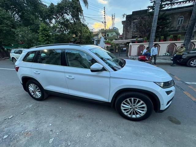 https://images10.gaadi.com/usedcar_image/4423928/original/processed_56b96838de988143bfddc10716168e29.jpg?imwidth=6400