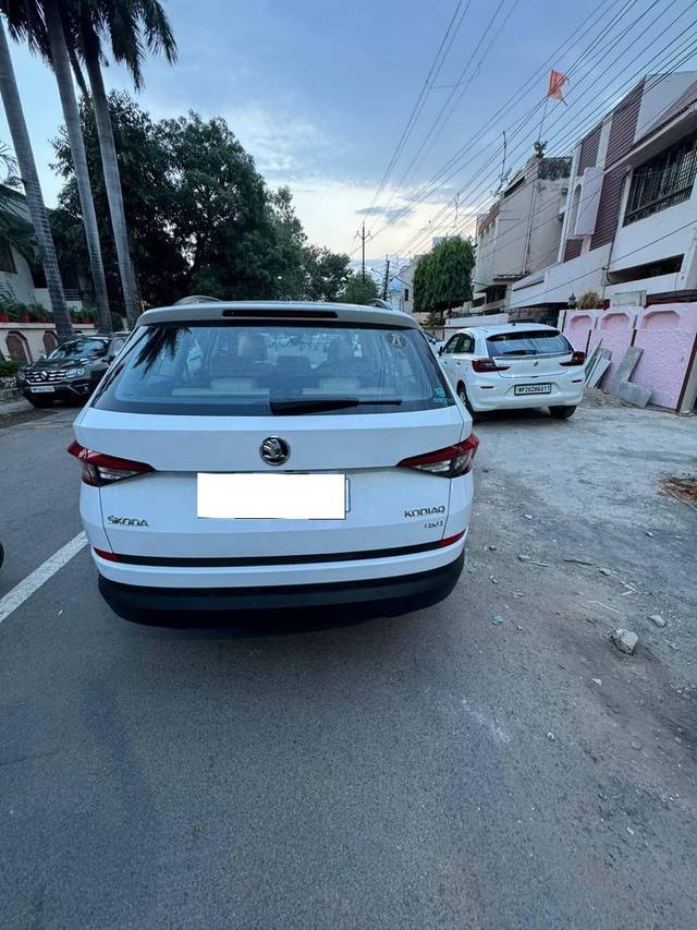 https://images10.gaadi.com/usedcar_image/4423928/original/processed_f43abbca5101aa638f47aefed3685d40.jpg?imwidth=6401