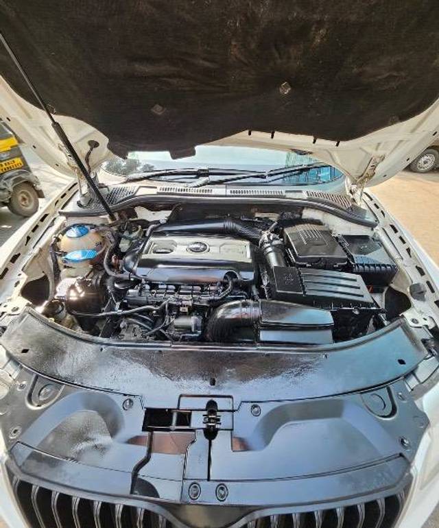 https://images10.gaadi.com/usedcar_image/4424043/original/185f7658fe745f05e758867bd5cc7285.jpg?imwidth=6402