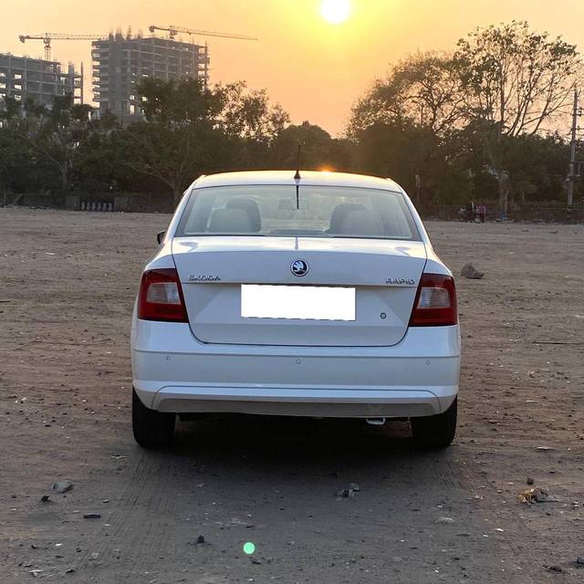 https://images10.gaadi.com/usedcar_image/4426508/original/processed_9315ffff04604bfbcf978d2819755de5.jpg?imwidth=6402