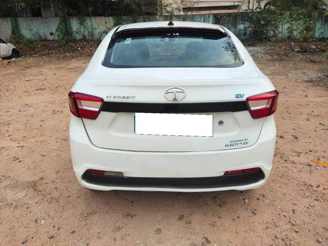 https://images10.gaadi.com/usedcar_image/4426772/original/processed_aa8f71cd216d9d2410dfe62e8e1d3b35.jpeg?imwidth=6402