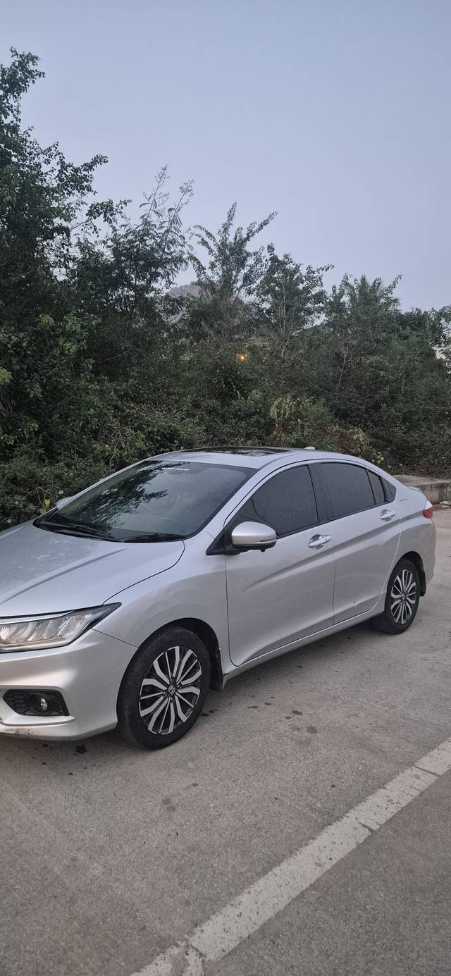 https://images10.gaadi.com/usedcar_image/4427304/original/141d202de41543f78a4d57fe66290f24.jpg?imwidth=6400
