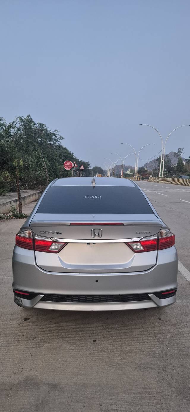https://images10.gaadi.com/usedcar_image/4427304/original/f210e5ff15be708449a930e1265e21da.jpg?imwidth=6401