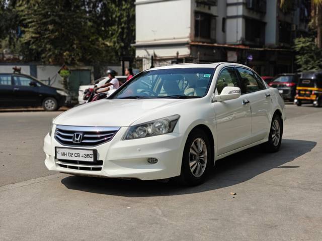 https://images10.gaadi.com/usedcar_image/4427379/original/72daeeffe66cd1e159af75e8a60d94a5.jpg?imwidth=6401