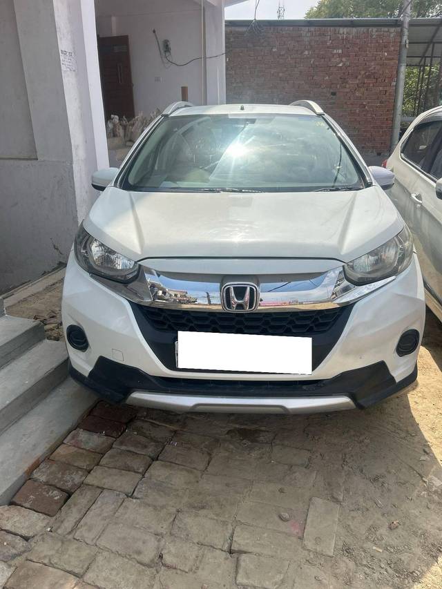 https://images10.gaadi.com/usedcar_image/4427556/original/processed_a261b6214479b41680059eeabd427d83.jpg?imwidth=6402