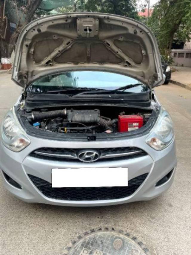 https://images10.gaadi.com/usedcar_image/4427767/original/processed_9715bf0f-1ea4-4b7b-8ccc-86653496240e.jpg?imwidth=6402