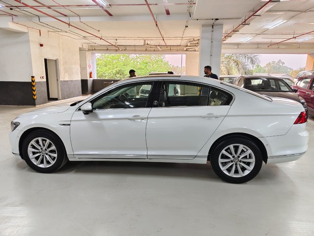 Second-hand 2018 Volkswagen Passat 2.0 TDI AT Highline for sale in Pune-3