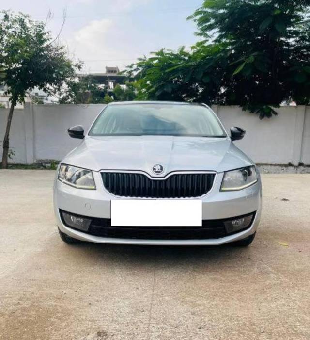 https://images10.gaadi.com/usedcar_image/4435309/original/processed_398f58f2-242b-4885-a84d-08de5ad14139.jpg?imwidth=6400