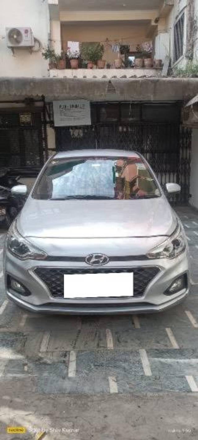 https://images10.gaadi.com/usedcar_image/4435612/original/processed_15c734aa-8c3e-4523-bfd3-783a014d0a5f.jpeg?imwidth=6400