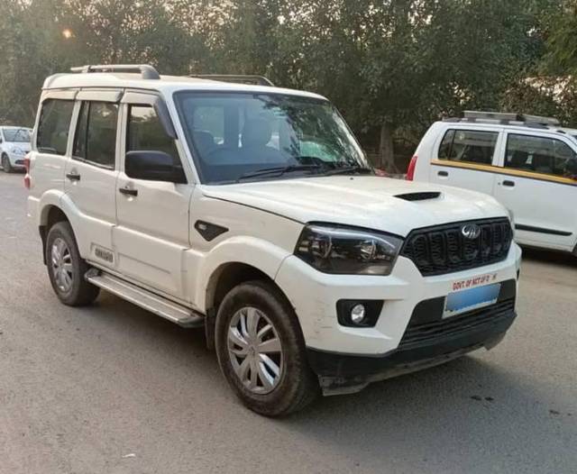 https://images10.gaadi.com/usedcar_image/4436101/original/processed_e46e6c18-a390-451c-beb8-214656a6134e.jpeg?imwidth=6401