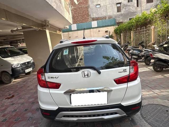 https://images10.gaadi.com/usedcar_image/4436659/original/processed_0ba2050e-a9b8-4af7-a931-8ca846031ac9.jpg?imwidth=6401
