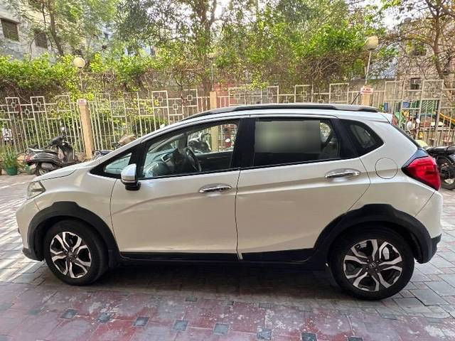 https://images10.gaadi.com/usedcar_image/4436659/original/processed_15e7e1e8-814f-4f95-b6bf-1fc6afa5aa22.jpg?imwidth=6402