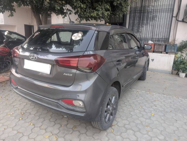 https://images10.gaadi.com/usedcar_image/4436709/original/processed_processed_3e565b40-ffdb-447a-a200-eef7cbef2205.jpg?imwidth=6401