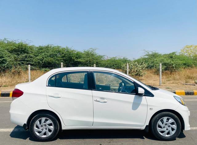 https://images10.gaadi.com/usedcar_image/4438672/original/5751ece88847749e2235ad94448c2b12.jpg?imwidth=6401