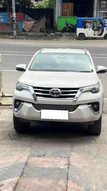 Toyota Fortuner 2.8 2WD MT BSIV Toyota Fortuner 2.8 2WD MT BSIV