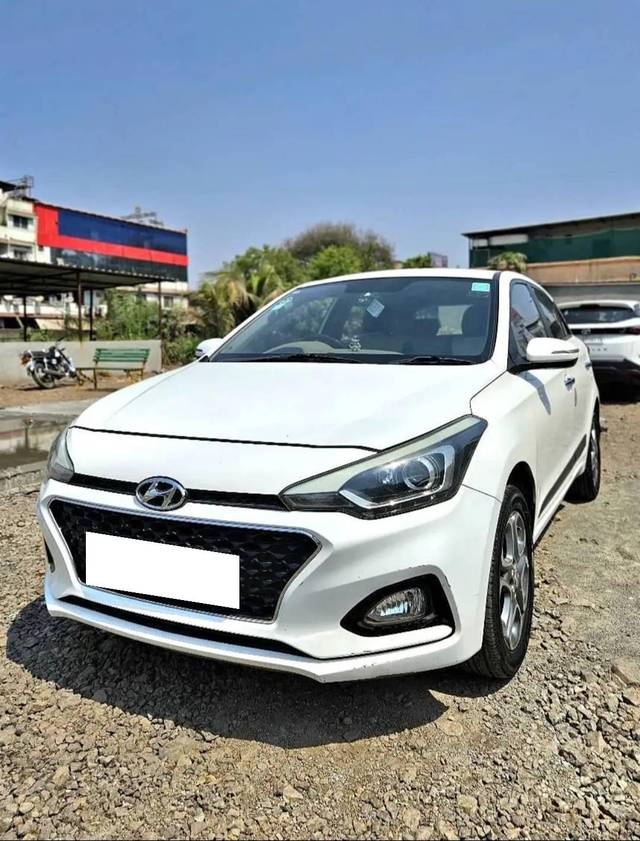 https://images10.gaadi.com/usedcar_image/4440907/original/processed_523dce60-13c9-4cd1-80be-888fbc502d77.jpg?imwidth=6402