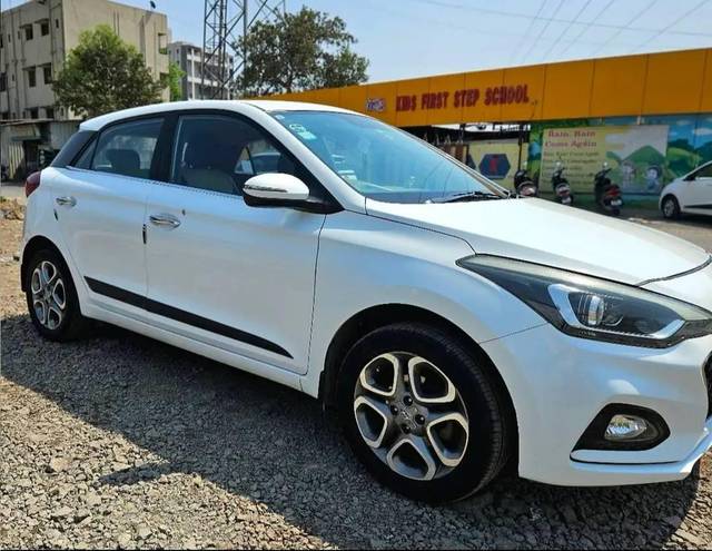 https://images10.gaadi.com/usedcar_image/4440907/original/processed_c9561ff5-7347-44ee-8f9d-d464f8794f22.jpg?imwidth=6400