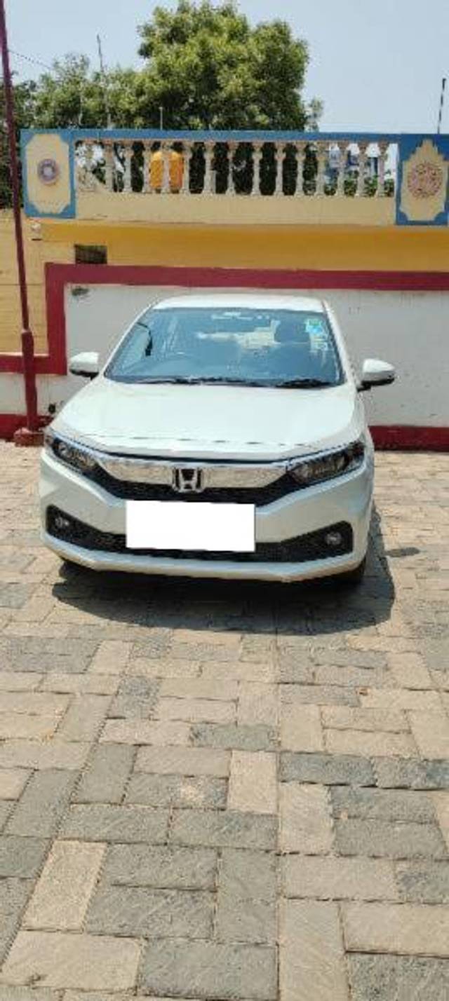 https://images10.gaadi.com/usedcar_image/4441883/original/processed_2711e8ab-41ad-4c8d-a8b2-01d569992af9.jpg?imwidth=6401