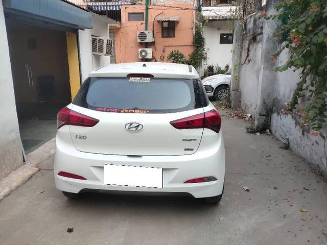 https://images10.gaadi.com/usedcar_image/4442833/original/processed_ae3d1240-71bb-4f3e-ab1f-9e1c53ef076c.jpg?imwidth=6401