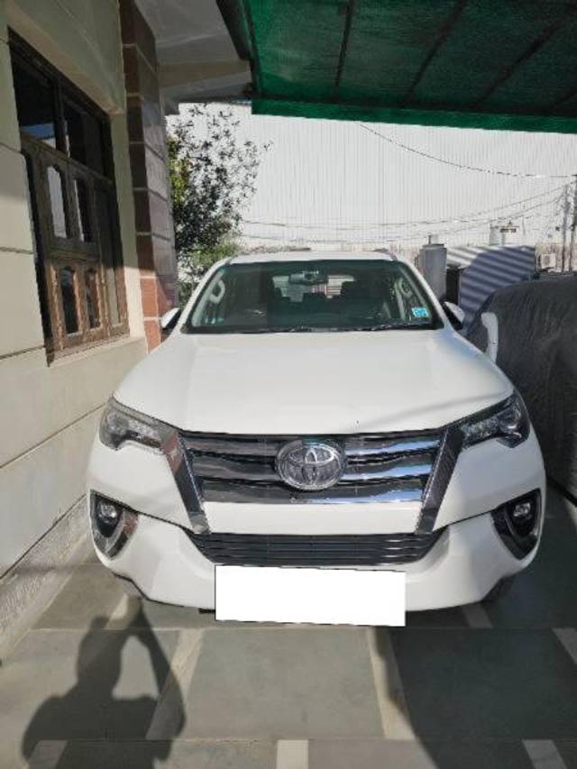 https://images10.gaadi.com/usedcar_image/4447919/original/processed_797ed7b9-e1cc-4ea2-94cb-b69df86c2ef9.jpg?imwidth=6400