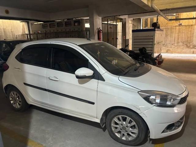 https://images10.gaadi.com/usedcar_image/4449518/original/processed_b8d8bb49-7857-498a-8330-9ceed6b95ffa.jpeg?imwidth=6400