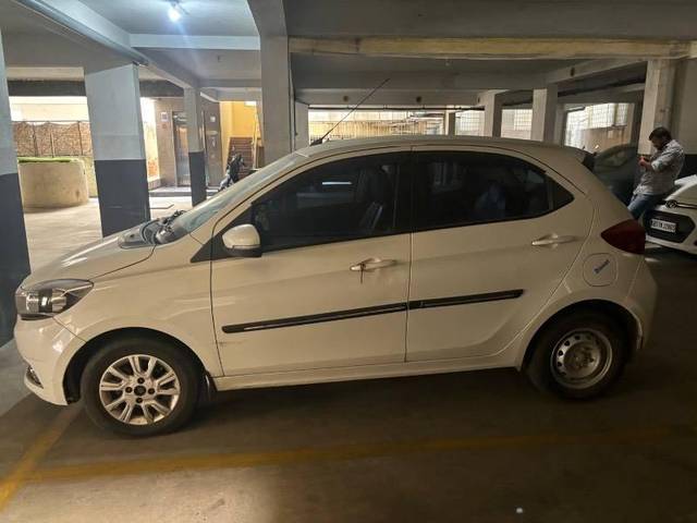 https://images10.gaadi.com/usedcar_image/4449518/original/processed_e2e72baf-634c-4e74-99d2-8e69f8697224.jpeg?imwidth=6402