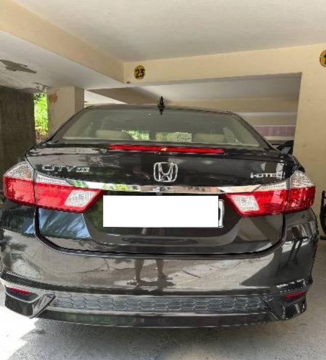 https://images10.gaadi.com/usedcar_image/4449944/original/processed_66276e41-e5fe-4766-b12d-0c3fec2aa3bd.jpeg?imwidth=6401