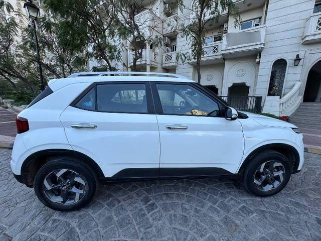 https://images10.gaadi.com/usedcar_image/4450671/original/processed_19d9ed99-7635-45e9-af8d-cb3cd641918e.jpeg?imwidth=6401