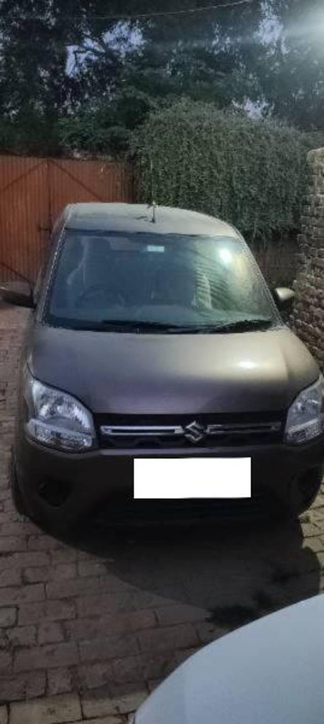 https://images10.gaadi.com/usedcar_image/4451472/original/processed_6cc88341-07d3-4fd7-a46b-11b48be43691.jpg?imwidth=6402