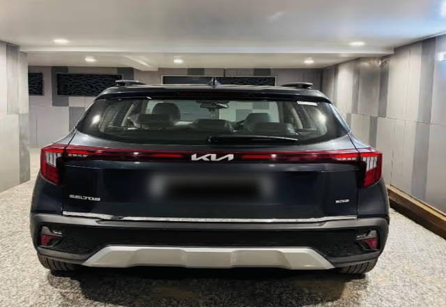 https://images10.gaadi.com/usedcar_image/4451618/original/a2462c5a-2d17-4c0b-966d-b9e08d186d2a.?imwidth=6401